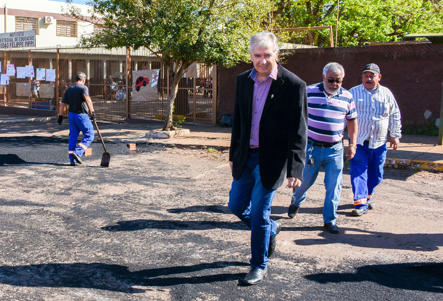 Solicitação do Presidente da Câmara, Adolar Queiroz, é atendida e faixa elevada começa a ser instalada em frente ao IEE Odão Felippe Pippi