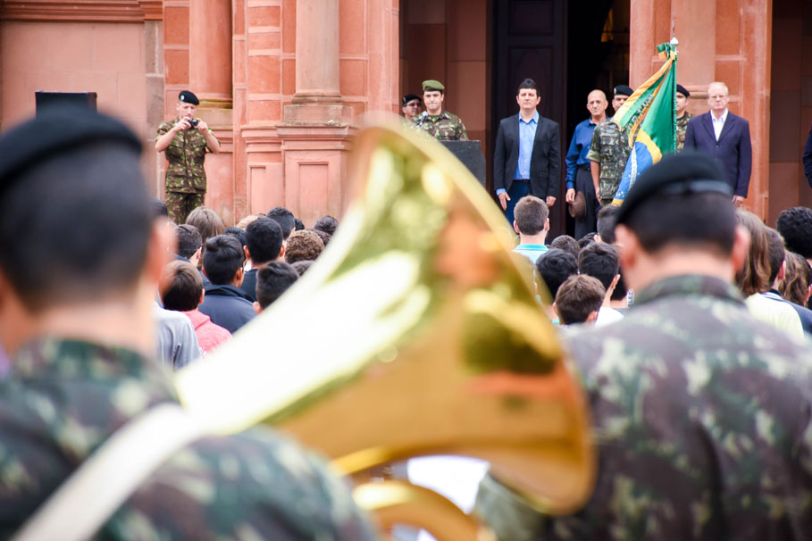 Presidente em exercício acompanha cerimônia de Juramento à Bandeira e Dispensa Militar de 200 jovens 