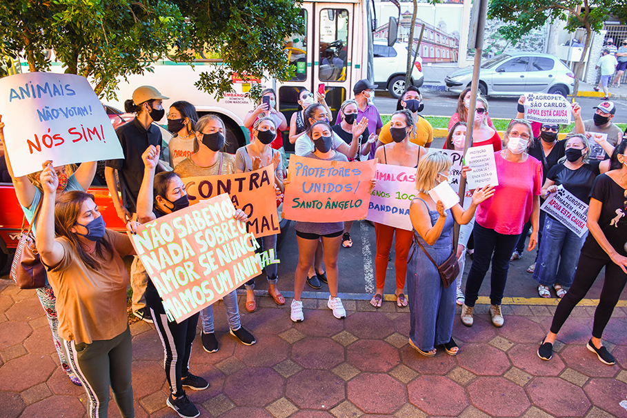 Protesto contra veto ao projeto que trata da causa animal é registrado em frente à Casa Legislativa