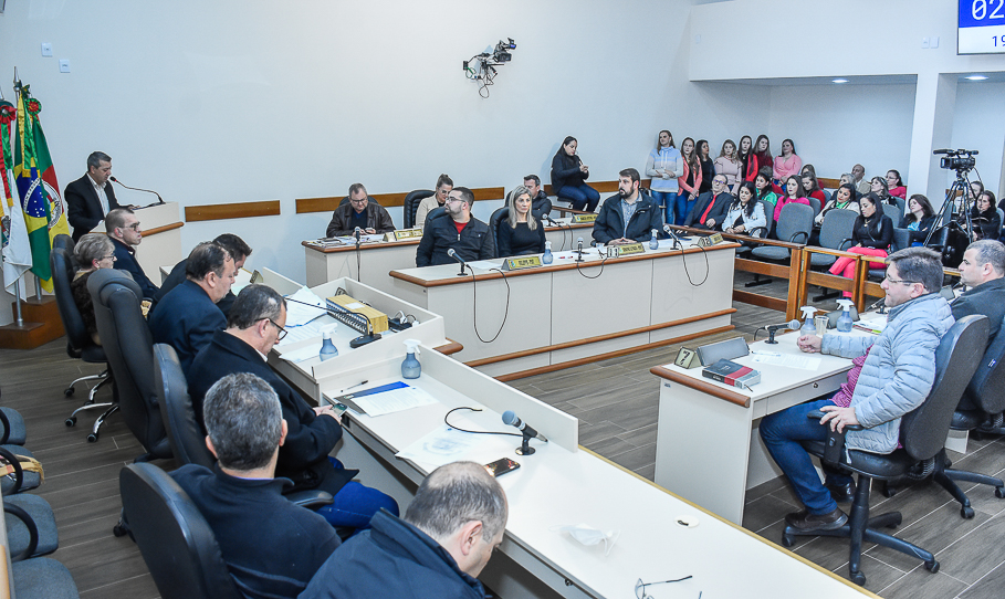 Legislativo concede a Janira do Couto Mânica a Ordem da Cruz Missioneira 