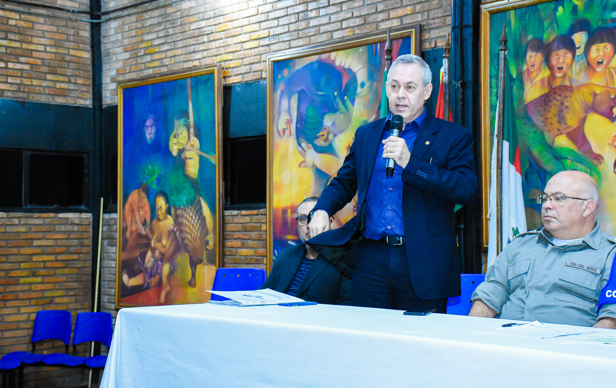 Legislativo se reúne com a comunidade  para debater assuntos referentes à segurança nas escolas