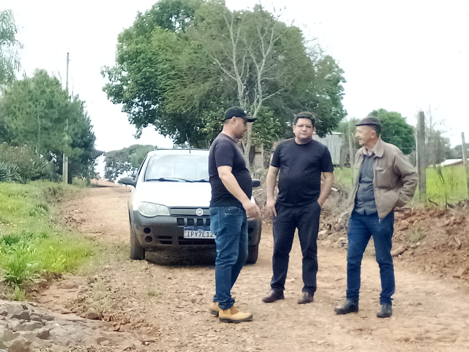 Presidente Carlos Gonçalves faz visita em área rural do município