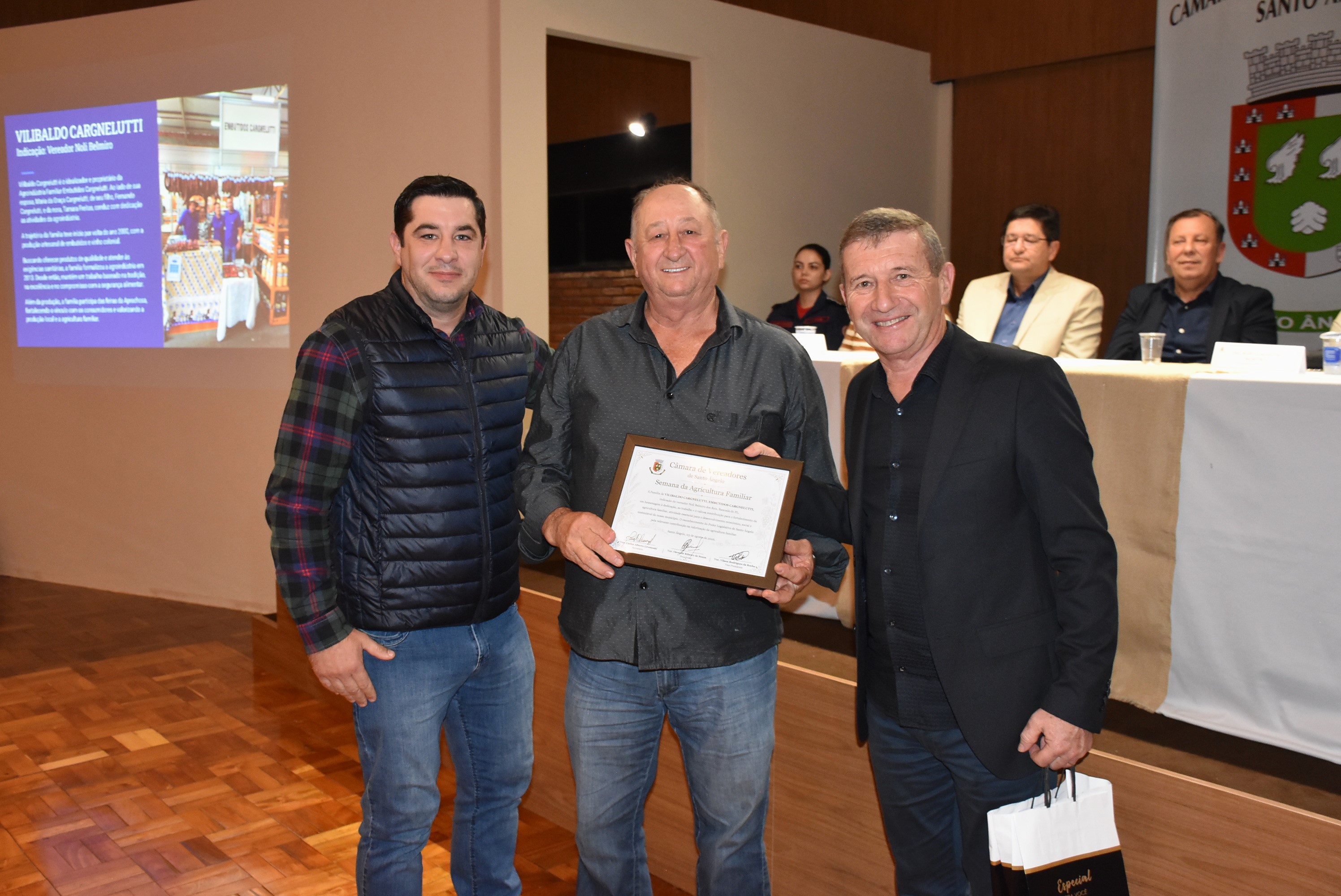 Sessão Solene da Câmara de Vereadores homenageia agricultores durante a Semana da Agricultura Familiar