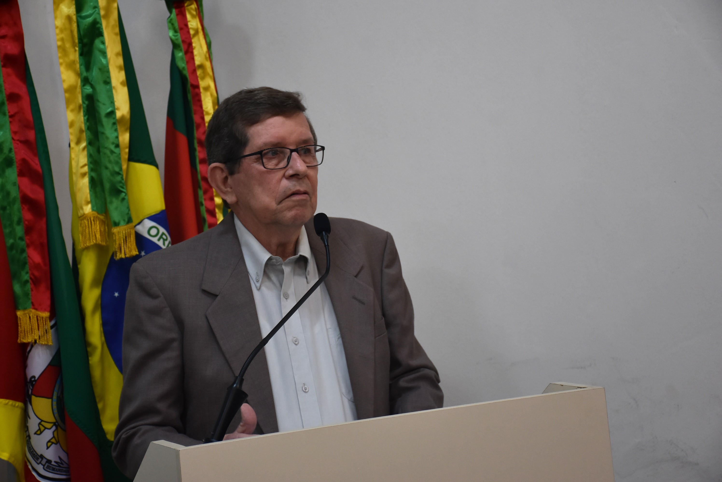 Câmara de Santo Ângelo homenageia médico Mario Schmidt pelos 50 anos de trajetória profissional na medicina do trabalho