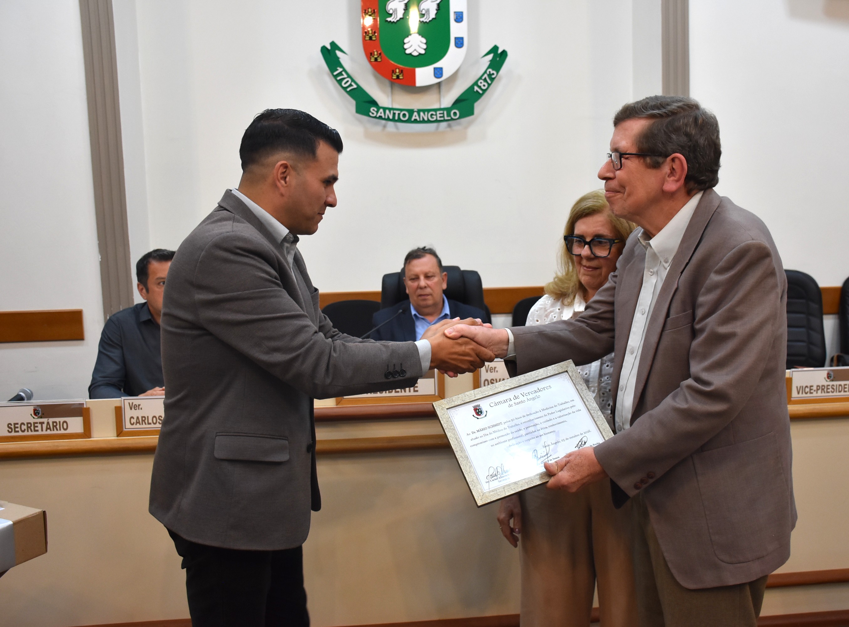 Câmara de Santo Ângelo homenageia médico Mario Schmidt pelos 50 anos de trajetória profissional na medicina do trabalho