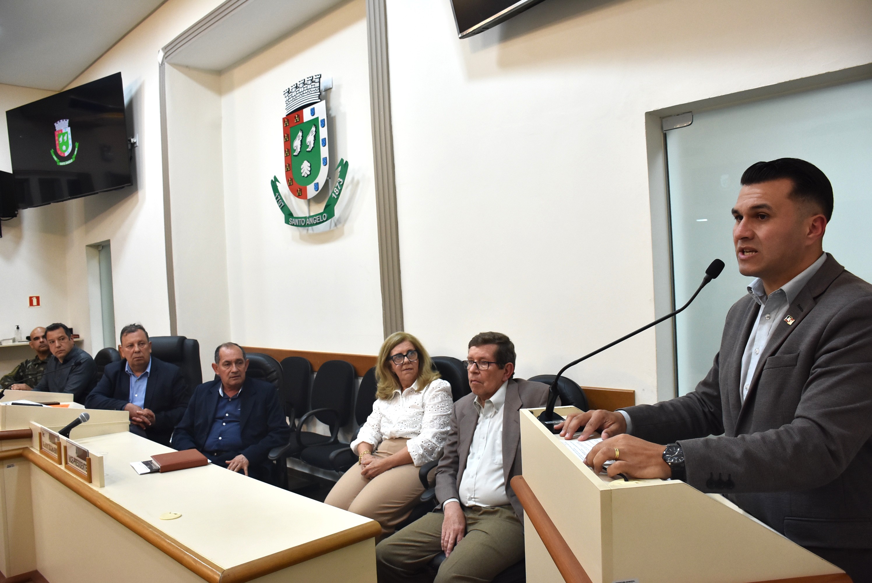 Câmara de Santo Ângelo homenageia médico Mario Schmidt pelos 50 anos de trajetória profissional na medicina do trabalho