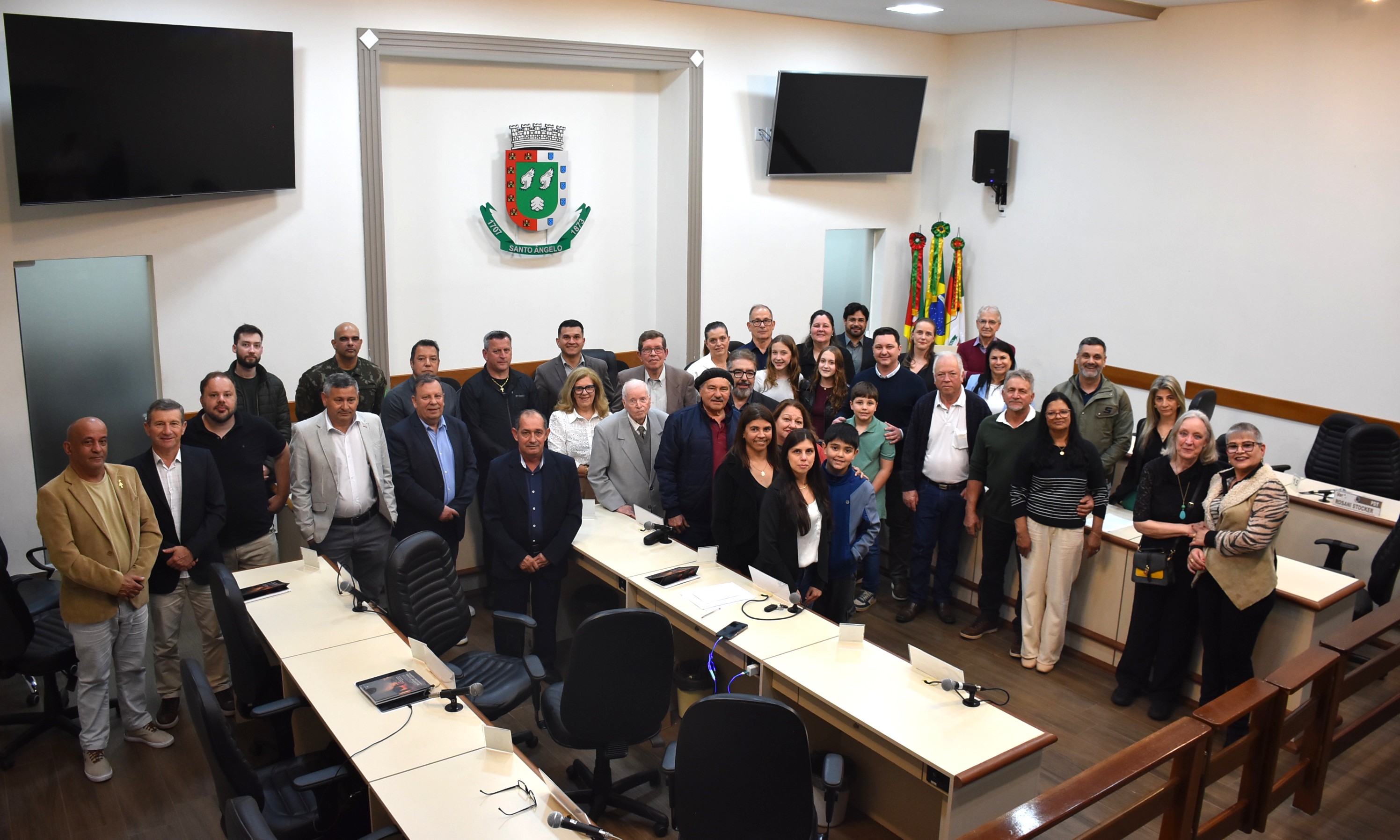 Câmara de Santo Ângelo homenageia médico Mario Schmidt pelos 50 anos de trajetória profissional na medicina do trabalho