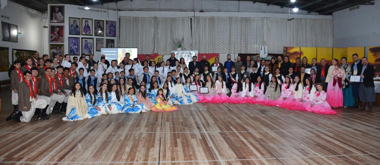 C&acirc;mara de Santo &Acirc;ngelo homenageia pe&otilde;es, prendas e entidades tradicionalistas em Sess&atilde;o Especial