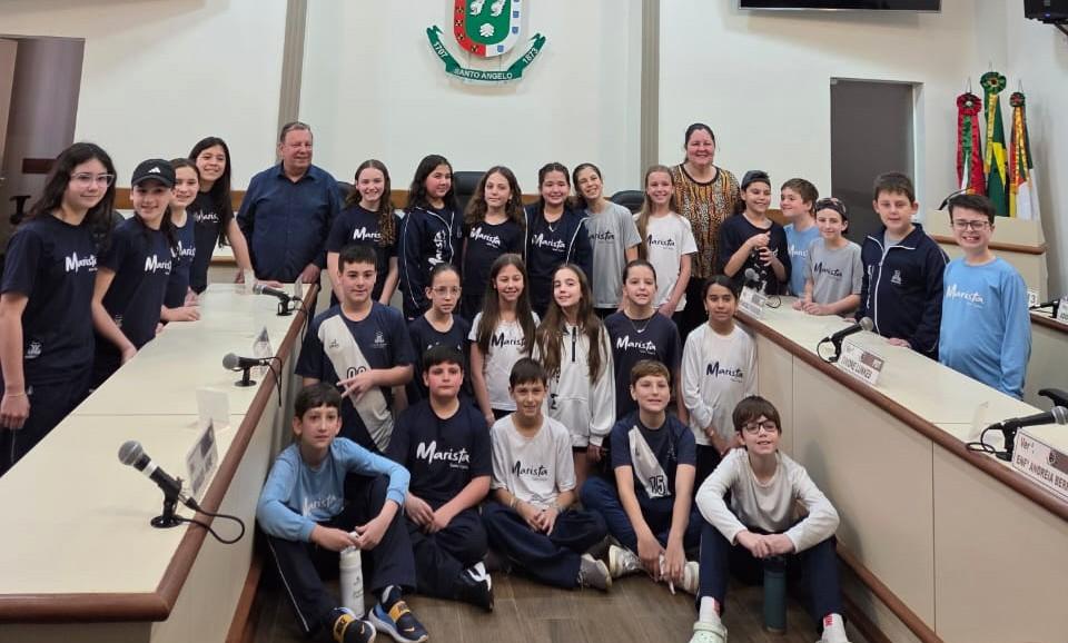 C&acirc;mara recebe alunos do Col&eacute;gio Marista em atividade de educa&ccedil;&atilde;o para a cidadania