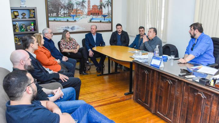 Legislativo recebe visita das chapas que concorrem &agrave; Reitoria e Dire&ccedil;&atilde;o da URI  